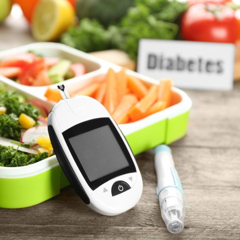 Glucometer in front of a healthy lunch