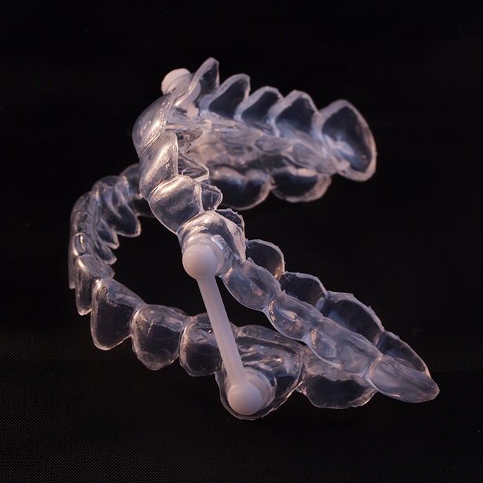 Oral appliance for treating sleep apnea